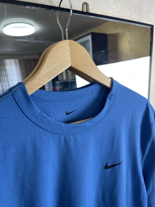 Блакитна футболка Nike Swoosh — мінімалізм та преміальна якість