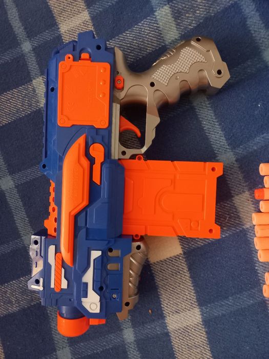 Uszkodzone zabawki: pistolet, dron, autko sterowane.
