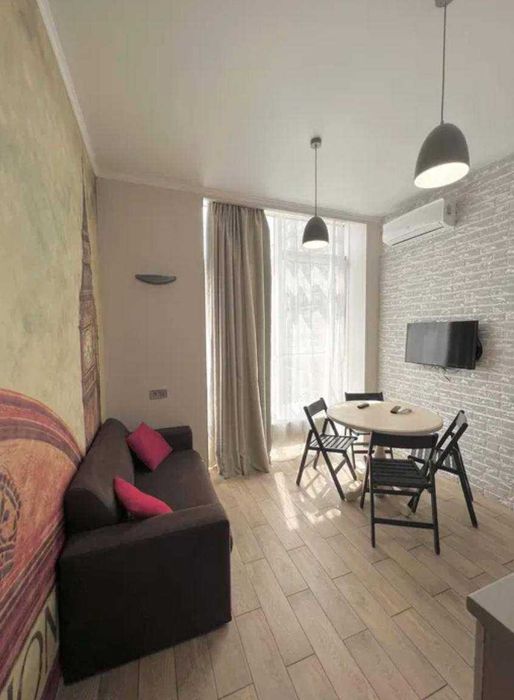 Продам не раскладной диван для кухни студии.