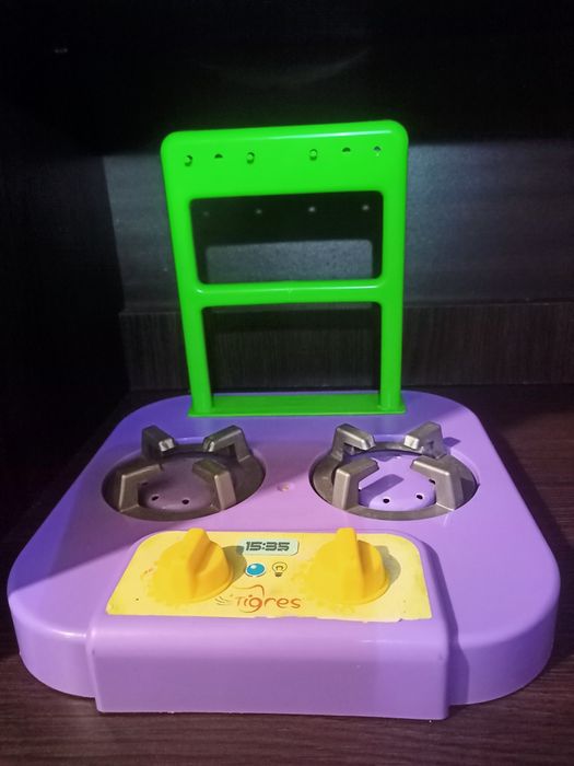 Большая плита и кассовый аппарат.