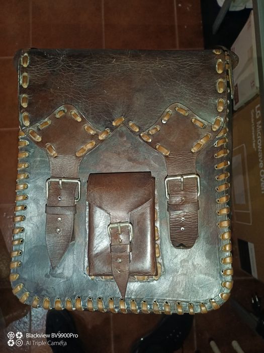 Bolsa antiga tiracolo em couro