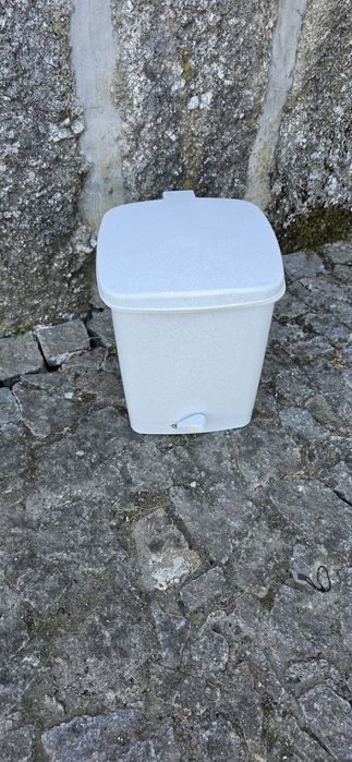 Balde de lixo em bom estado
