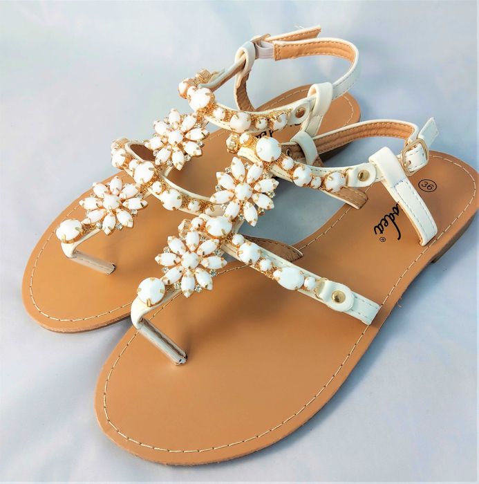 Sandały białe zdobione