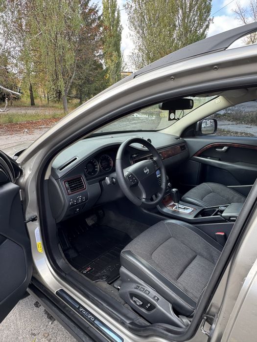 Volvo XC70 — надійний повнопривідний універсал у чудовому стані