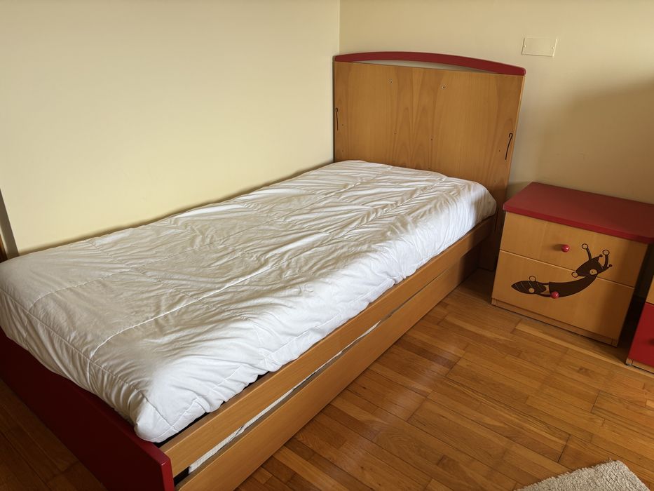 Mobilia bebecomfort: cama, comoda, mesa de cabeceira e secretária