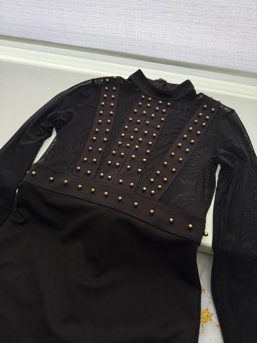 Чорна сукня з заклепками