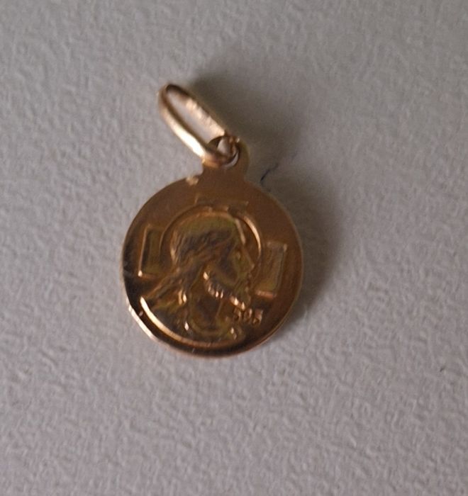 Złota zawieszka, medalik dwustronny