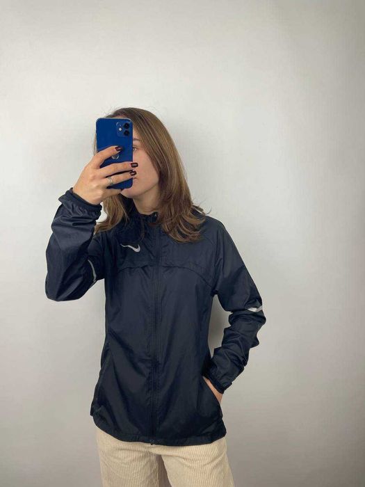 Легка жіноча спортивна вітровка , куртка nike shield