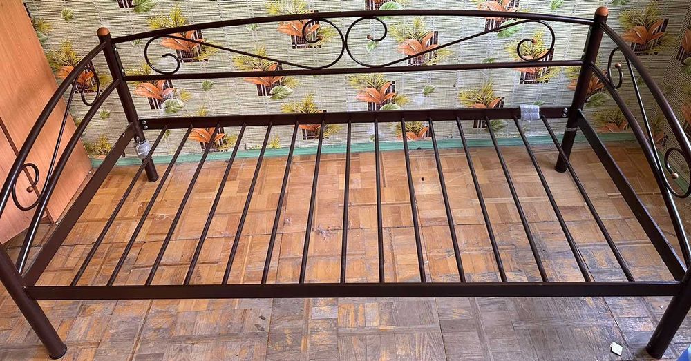 Металлическая кровать и матрас: 5 000 грн. - Меблі для спальні Київ на Olx