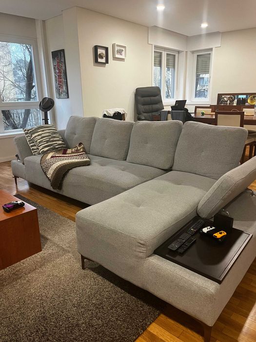 Sofá chase-long em tons cinza, muito bom estado e recolha imediata. i