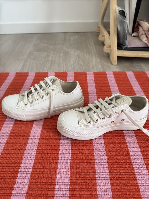 All stars brancos em pele/couro com plataforma