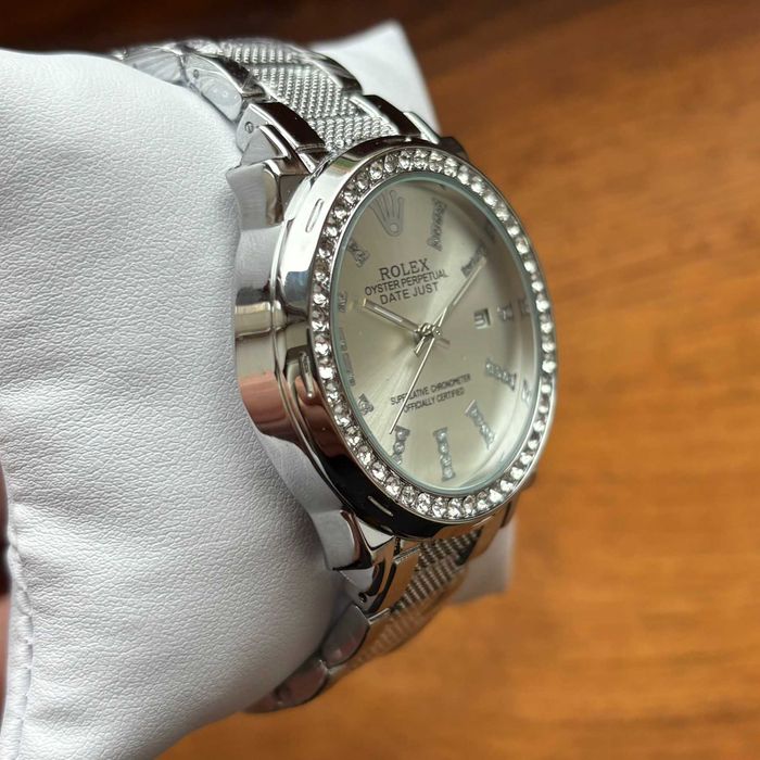 Жіночий годинник Rolex на браслеті срібного кольору з робочою датою