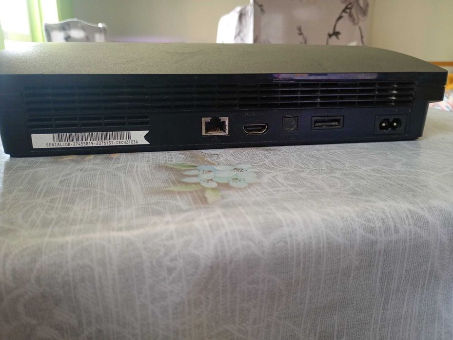 Konsola PS3  i do tego 2 pady więcej na priv