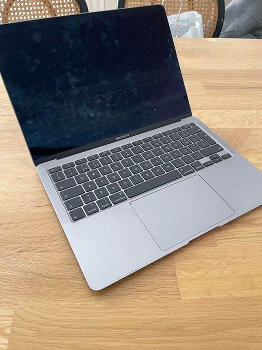 MacBook Air 13” 2020 i5 8GB – Ecrã Partido – Funciona (para reparação)