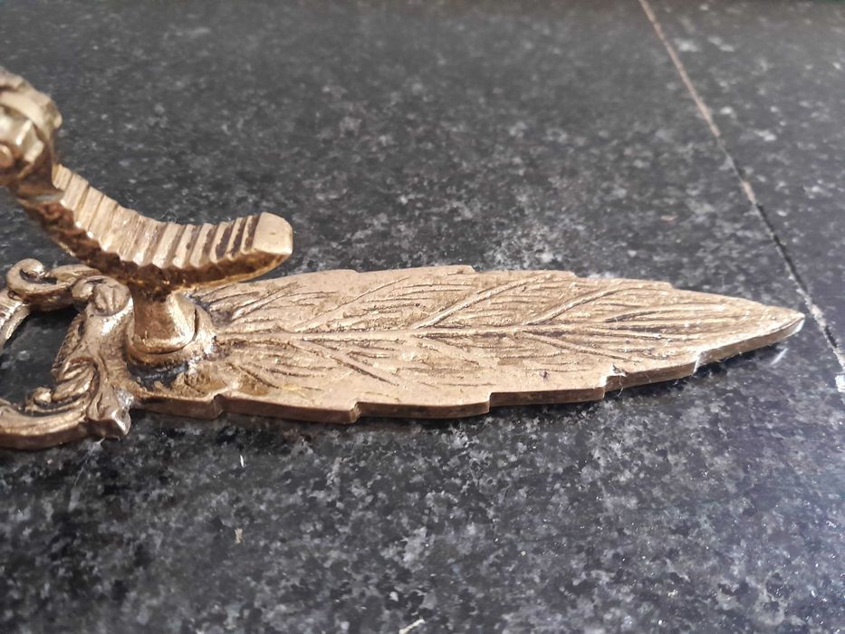 Elegantíssimo quebra nozes, abre latas, peça decorativa etc, em latão