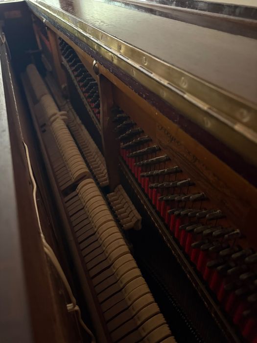 Piano Vertical PLEYEL LYON & CIE com Candeeiros