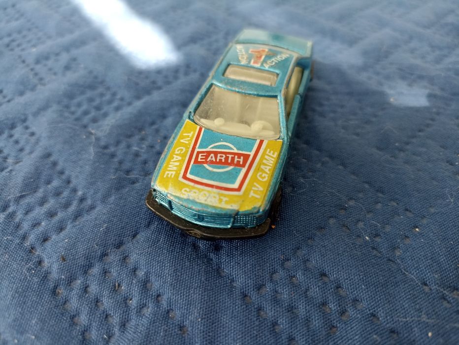 stary vintage metalowy model samochodu Mercedes