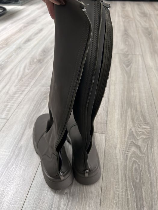 Bota de cano alto com fercho atras. 39