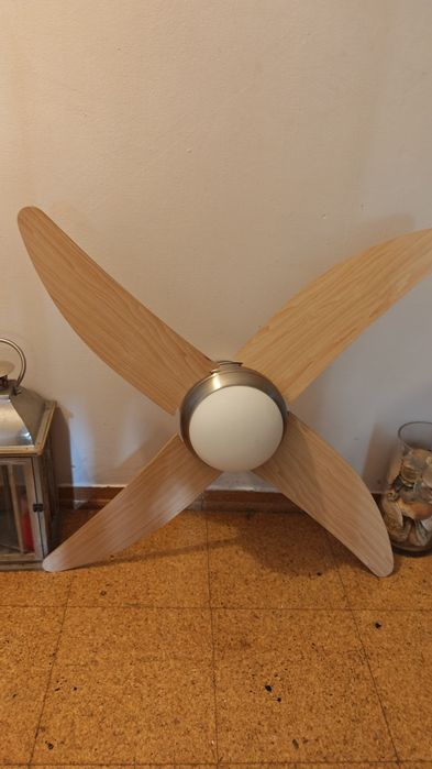 Ventoinha de teto com lampada e comando