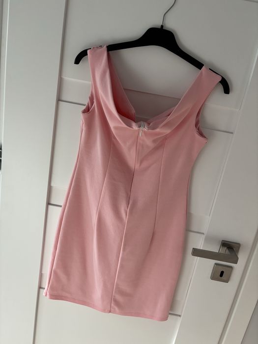 Sukienka opadająca na ramiona