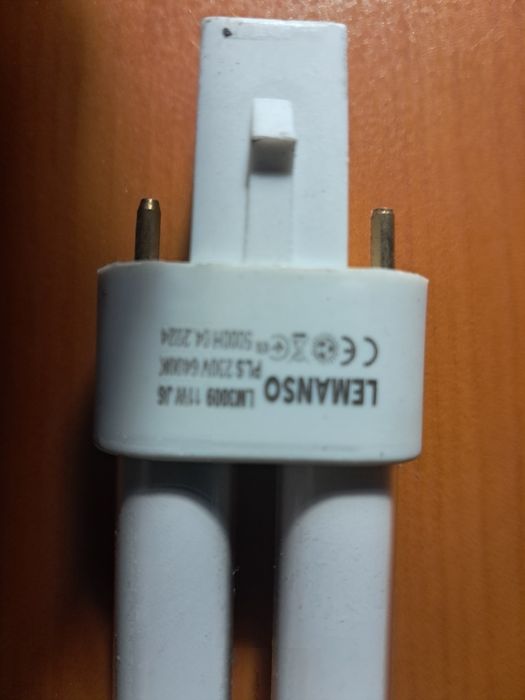 Настільна лампа  - потрібно ремонтувати.