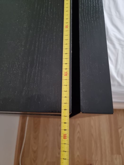 Cabeceira de cama com mesas embutidas IKEA