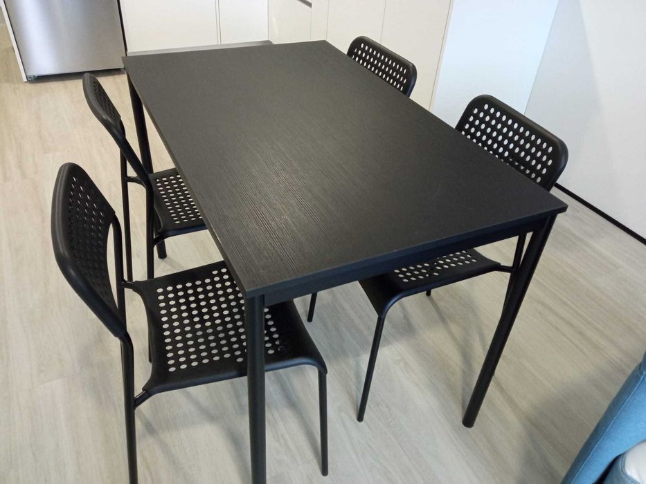 Conjunto Mesa (com 4 cadeiras) e Cama (com colchão)