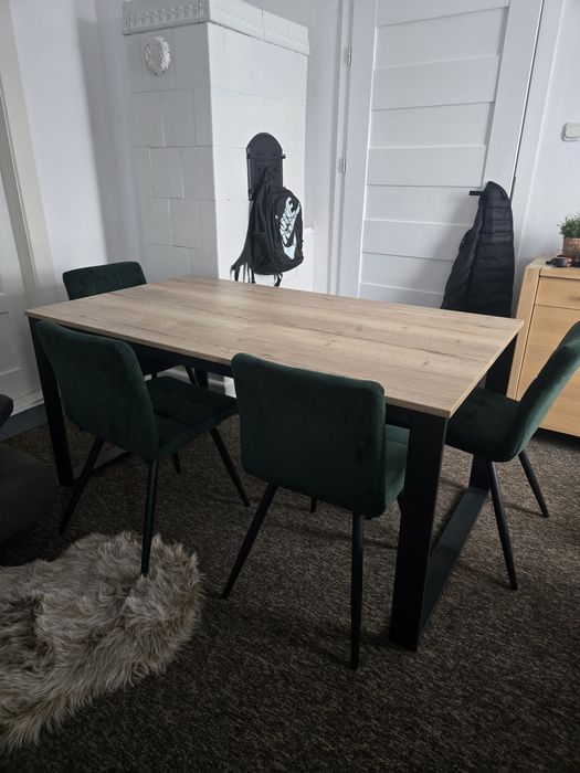 Stół jadalniany z krzesłami