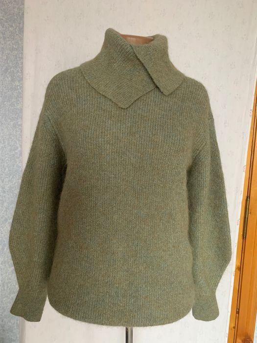 Вовняний жіночий светр бренду H&M. Розмір може бути М,L,XL,бо оверсайз