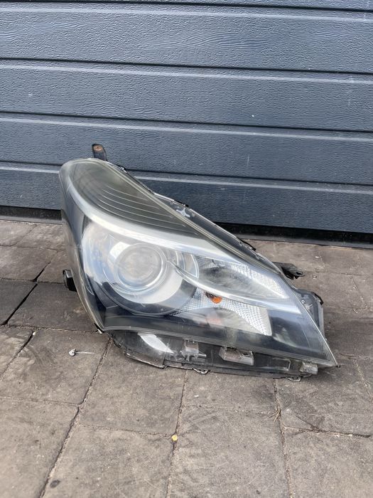 Prawa lampa xenon soczewka Toyota Yaris III Lift UK
