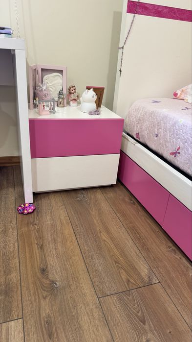 Cama com estrado, cómoda e mesinha de cabeceira