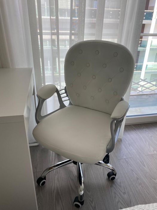 Mesa e cadeira de escritório