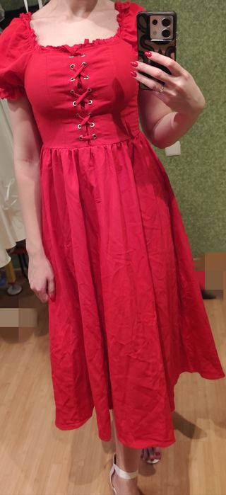 Нова червона сукня
