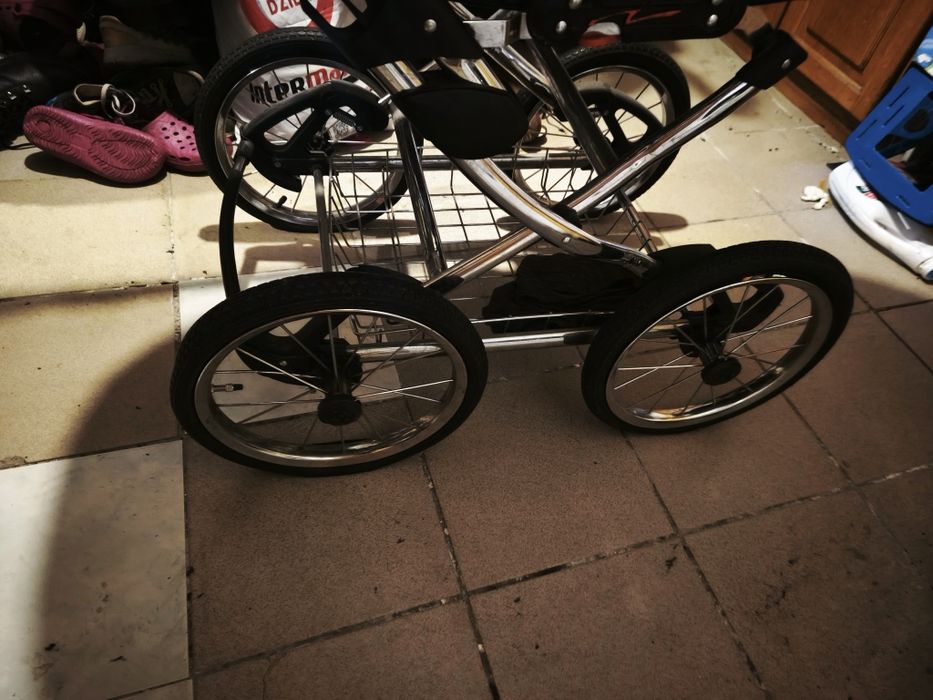 Wózek dziecięcy na dużych kołach