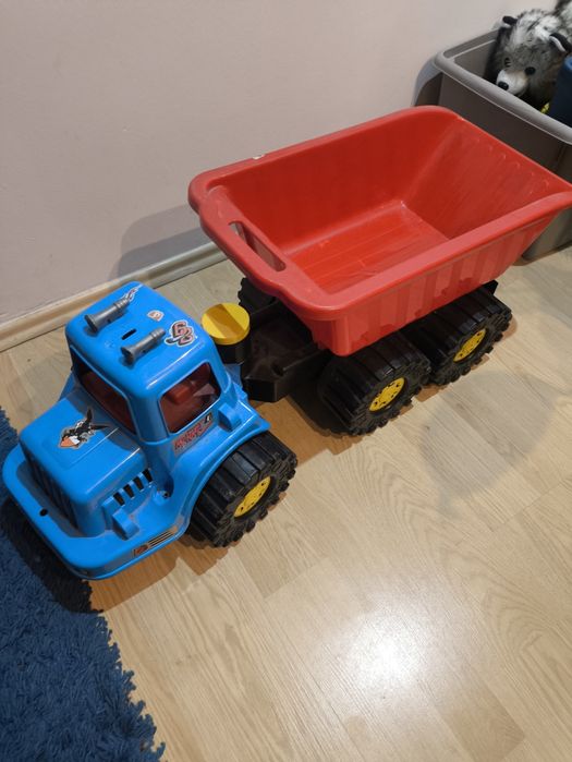 Duża ciężarowka z przyczepa