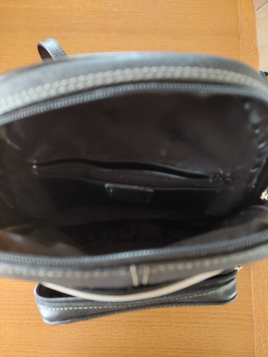 Mochila preta e beje marca Cavalinho