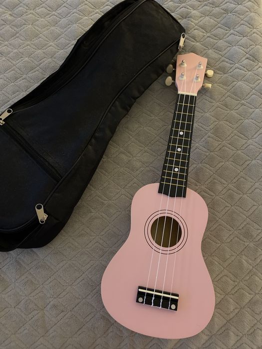 różowe ukulele instrument