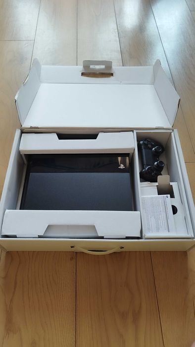 Konsola PlayStation 4