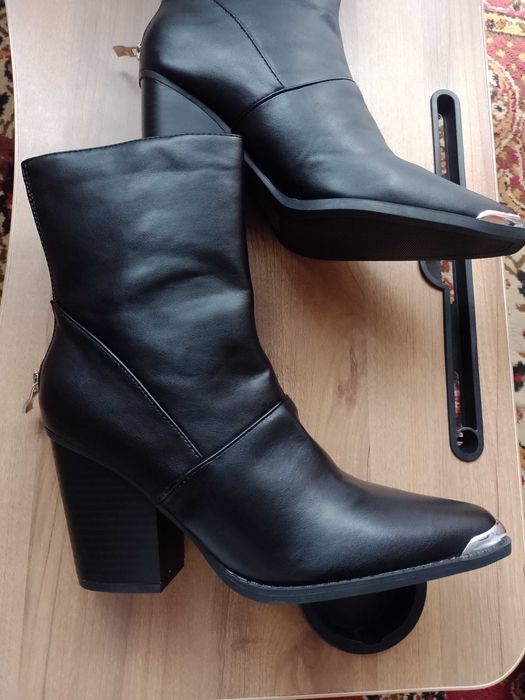 (40) Boohoo/ Czarne Botki kowbojki z blaszką w pudełku z Londynu, NOWE