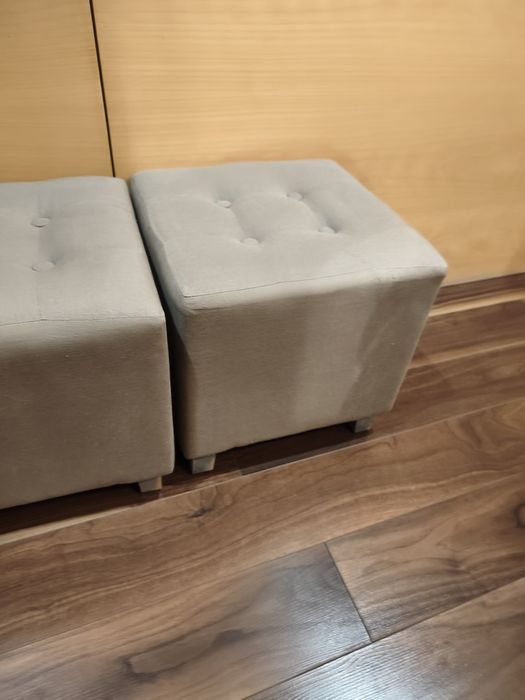 Conjunto lindíssimo composto por dois pufs em tons neutros