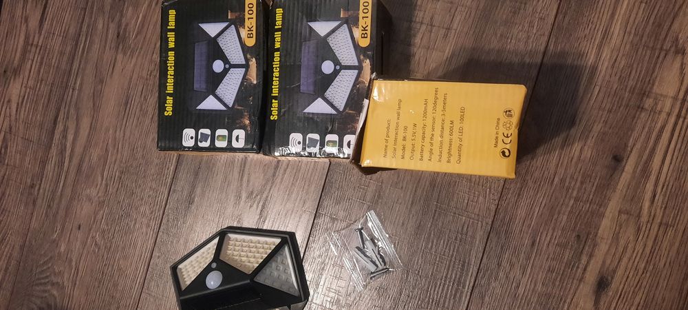 Lampki solar na sciane domu, altanki