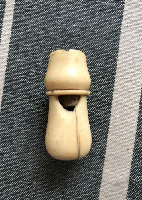 Apito antigo trabalhado em osso