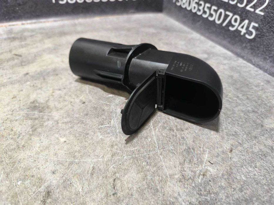 Повітропровід передньої стійки лівий Polestar 2 32314231