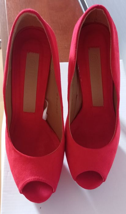 Buty z odkrytym palcem kol.czerwony rozm.36.Nowe.
