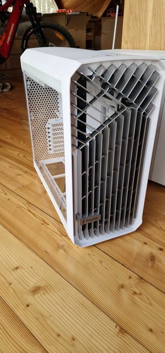 Fractal Design Torrent.