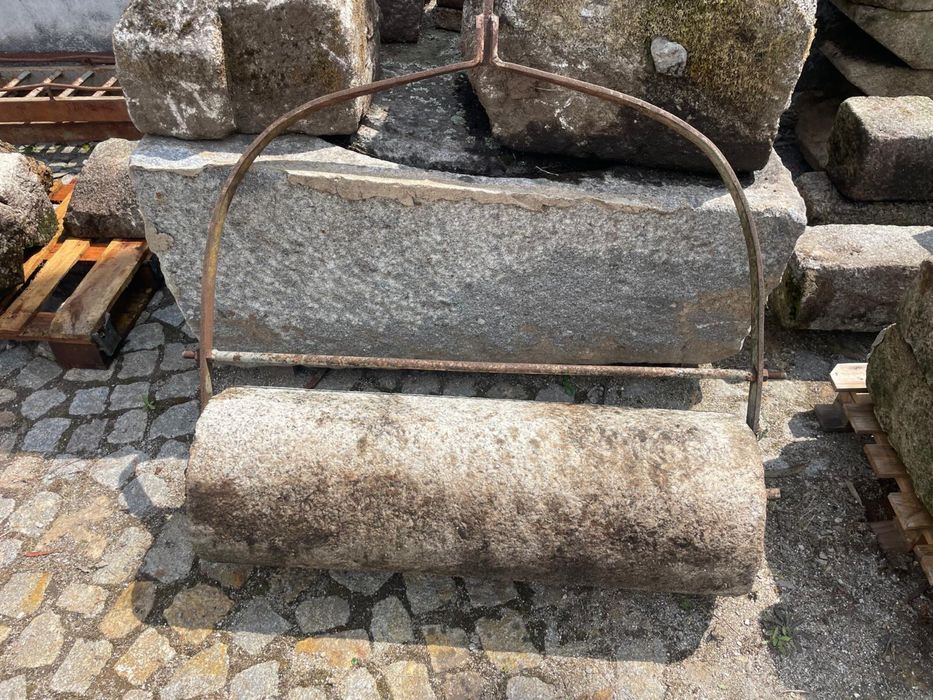 Pias e piramides em granito
