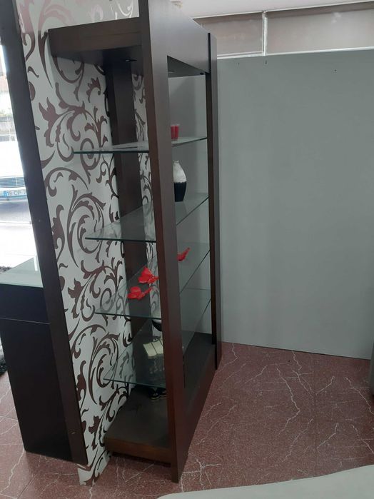 ESTANTE com prateleiras em vidro e com iluminação - NOVA