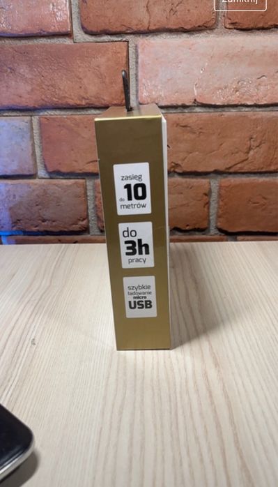 Białe słuchawki bluetooth