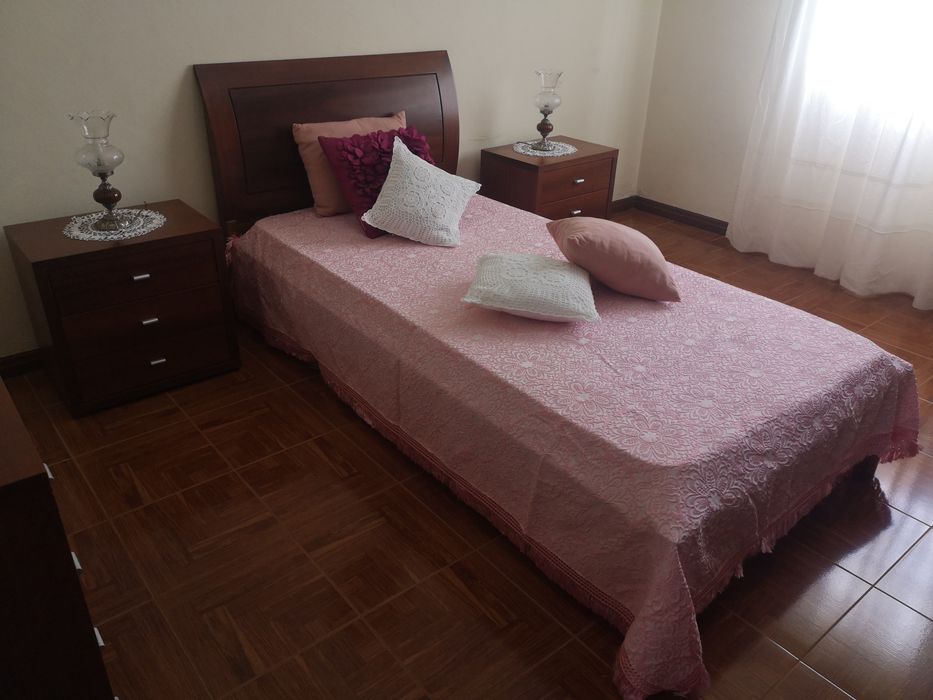 Quarto de cama de solteiro em bom estado