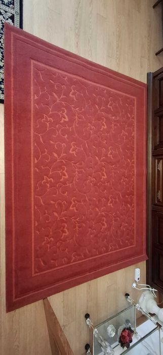 Carpete sala bordeaux com desenhos em relevo